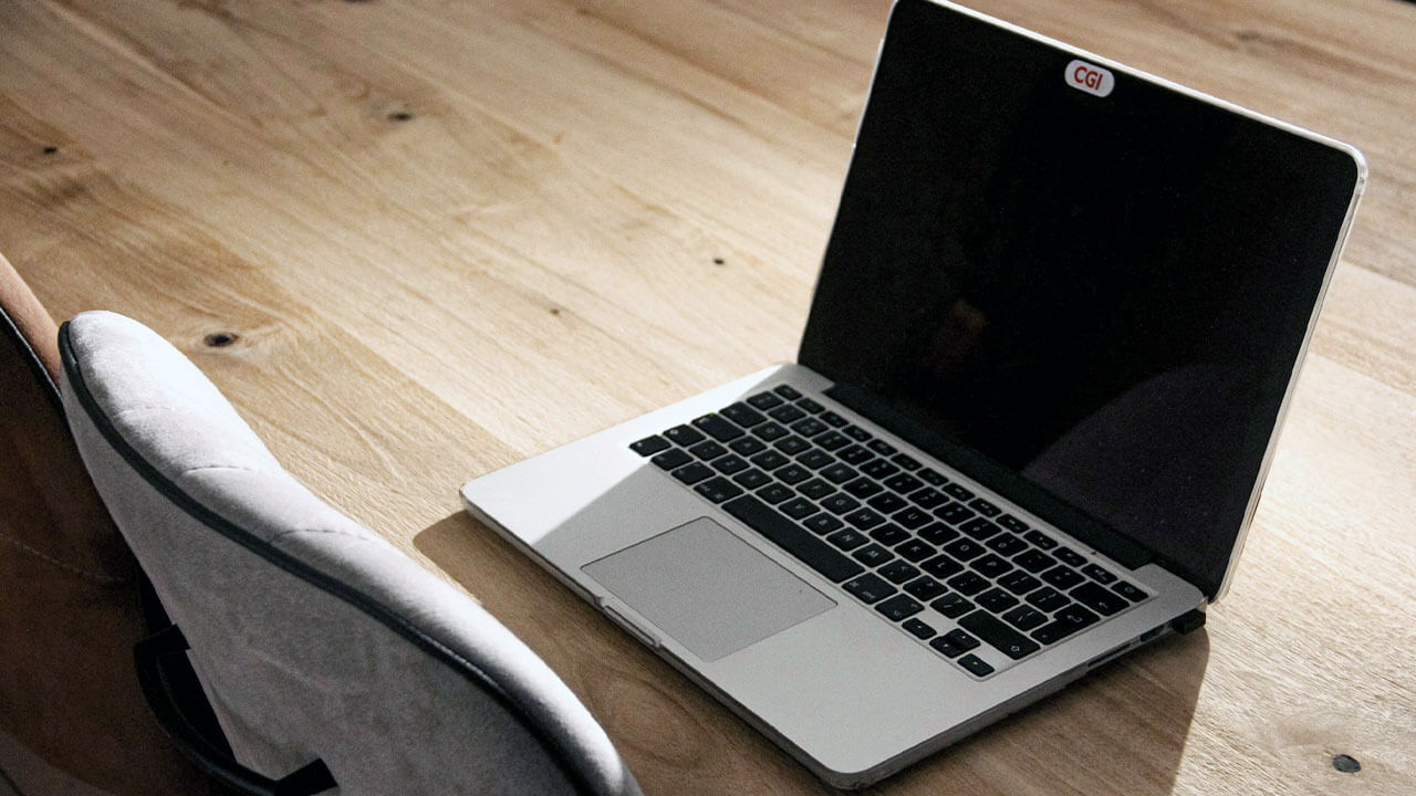 デスクの上にあるMac Book