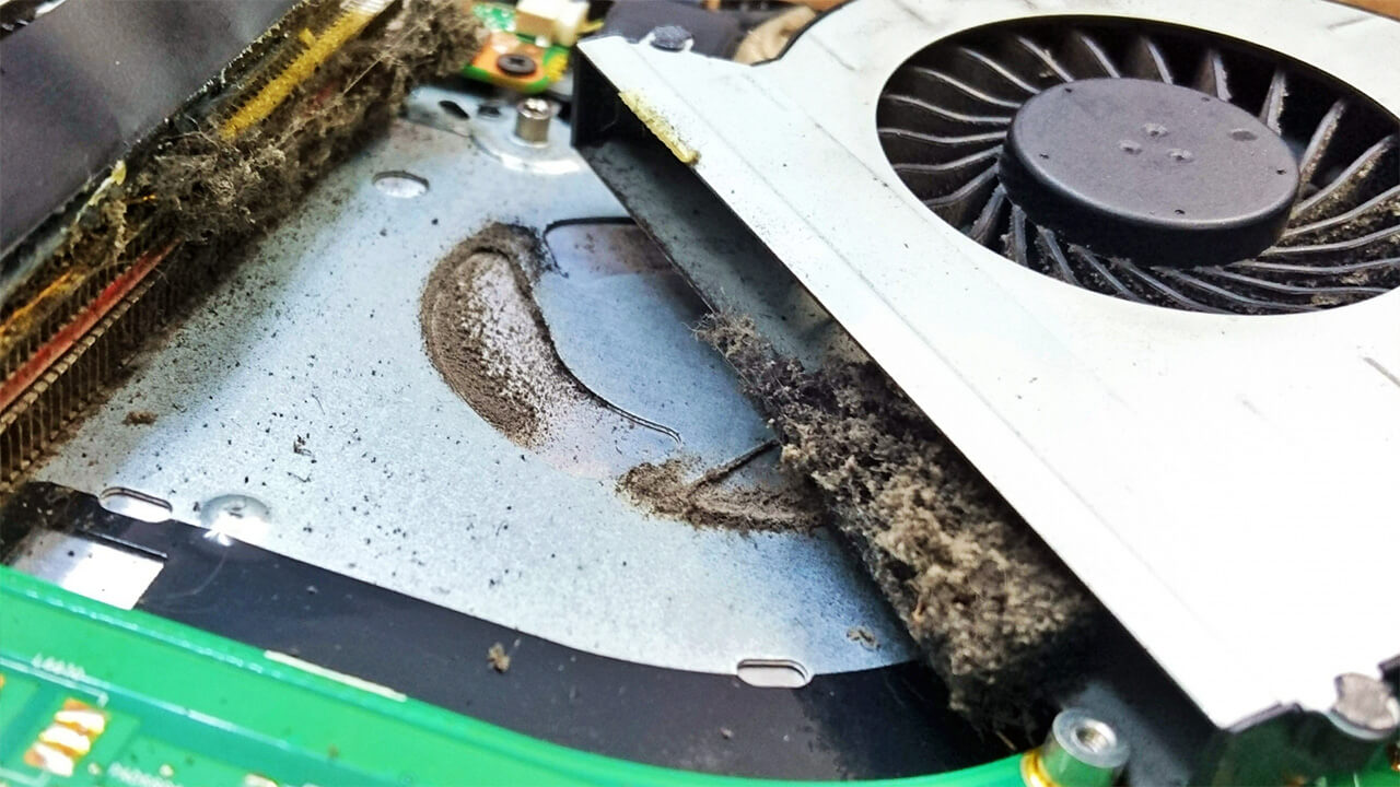 内部がホコリだらけのパソコン