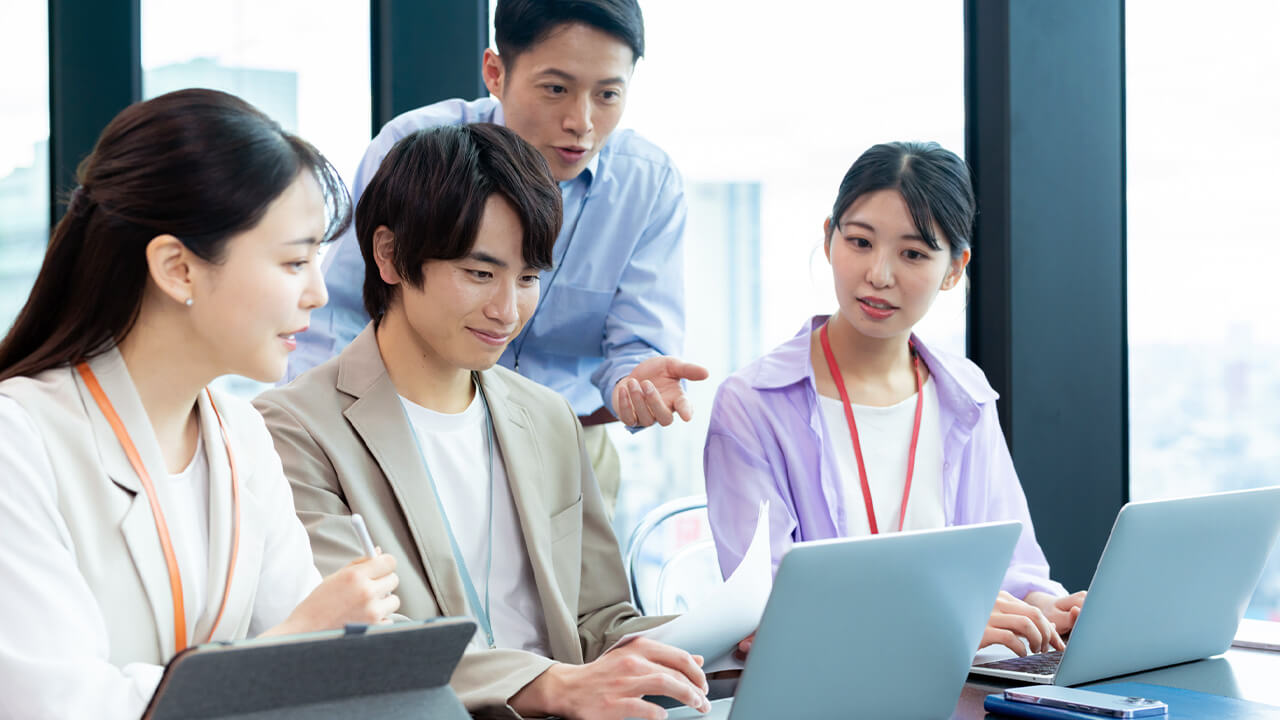 会社のパソコンで会議をする社員