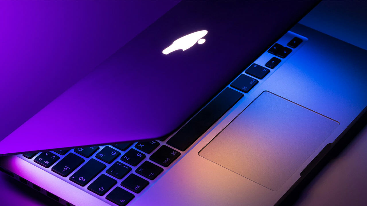 mac book proを開いているイメージ