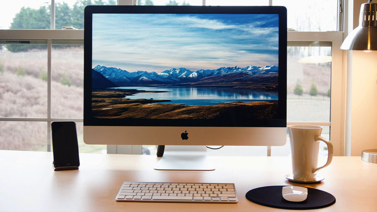 デスクの上にあるiMac
