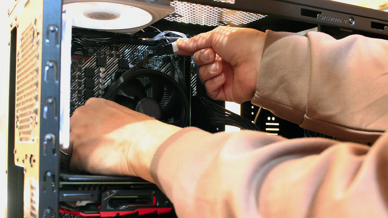 PCの中を見て査定をしているイメージ