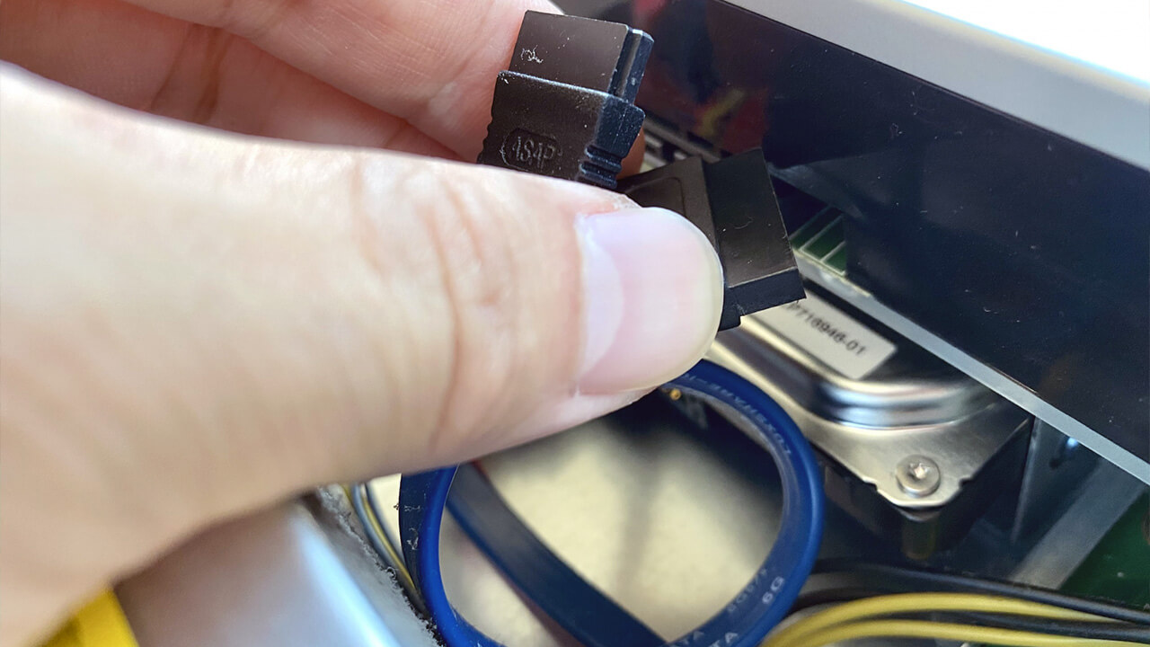 パソコンのケーブルを差し直すイメージ
