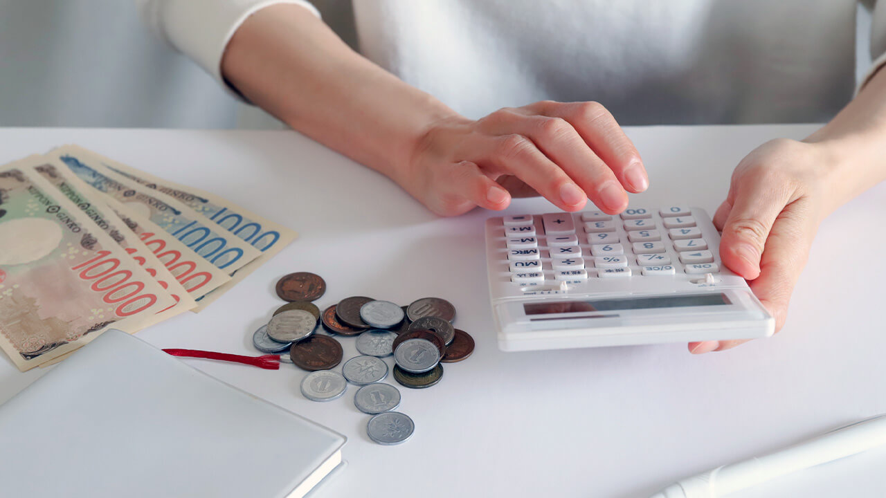 買取金額を電卓で計算する人
