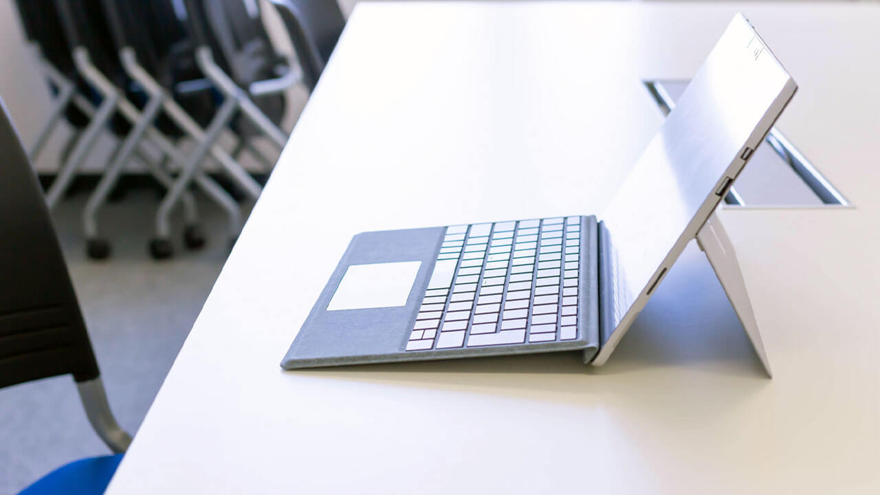 デスクの上にあるSurface