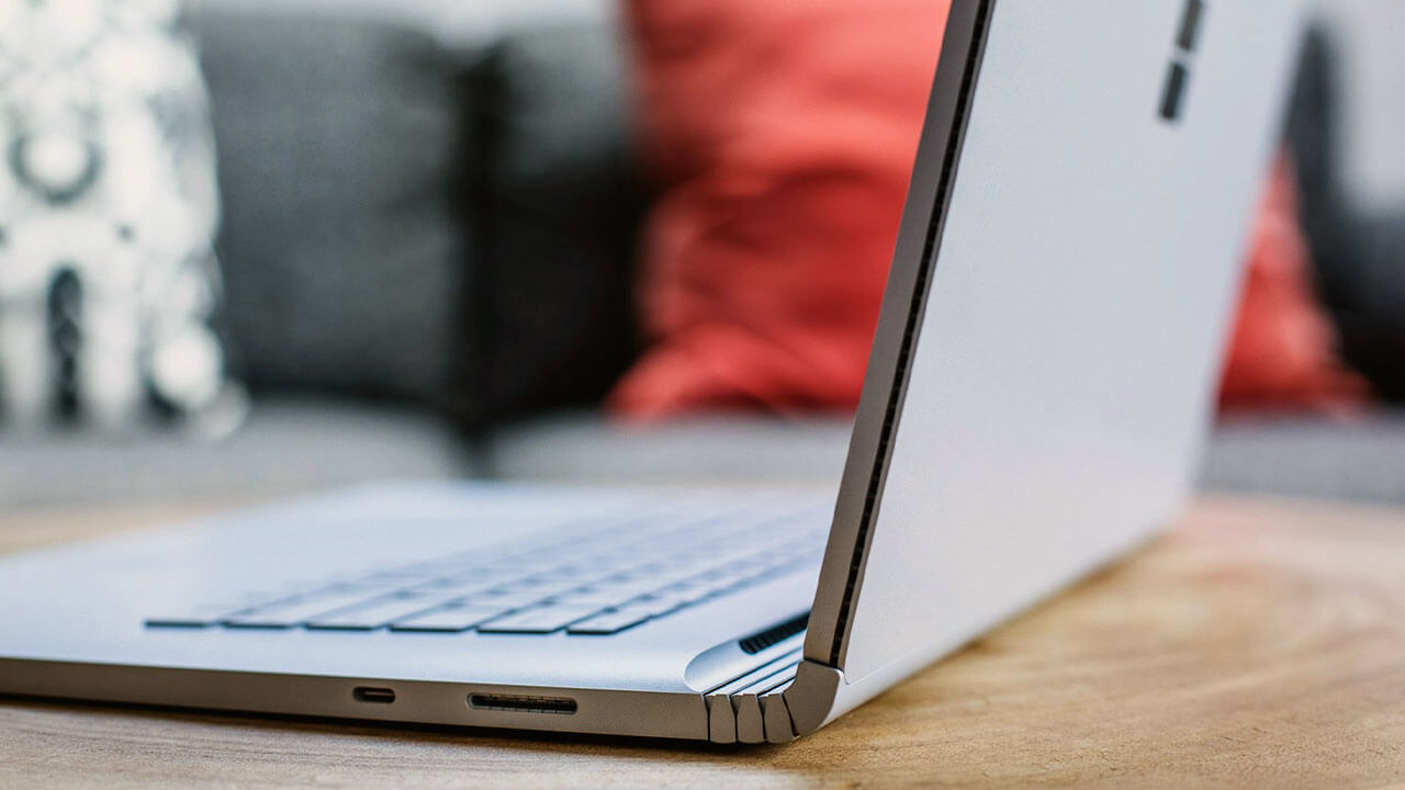シルバーカラーのSurface