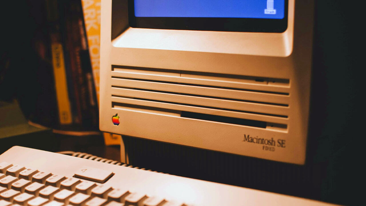 長年使われてきた古いパソコン（Macintosh SE）